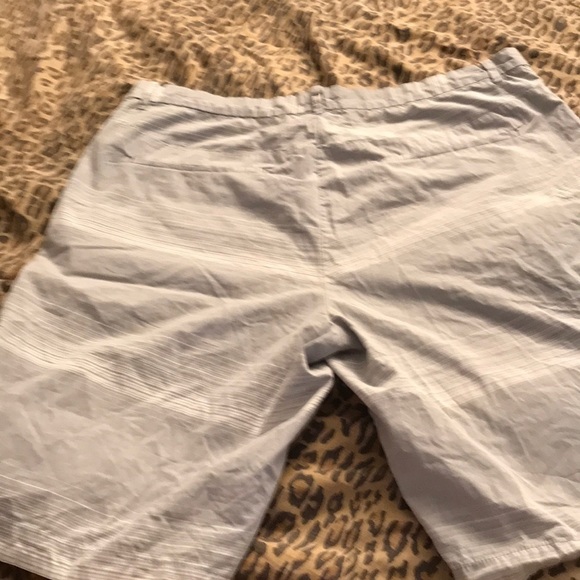 Calvin Klein size 36 light gray & white lightweight cotton shorts - Picture 3 of 15